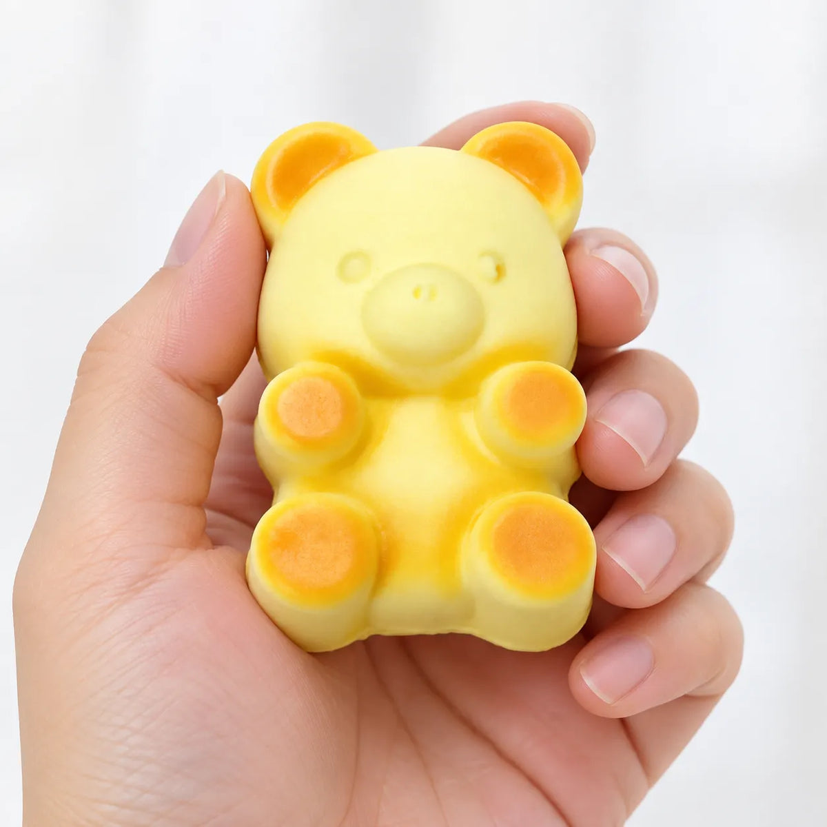Bear Cake Squishy en main