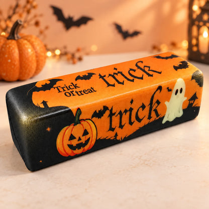 Halloween Butter Squishy dans un décor Halloween avec citrouille et chauves-souris.