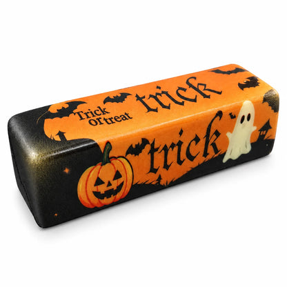 Halloween Butter Squishy orange et noir, avec motifs de citrouille et de fantôme, sur fond blanc.