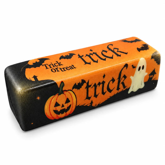 Halloween Butter Squishy orange et noir, avec motifs de citrouille et de fantôme, sur fond blanc.