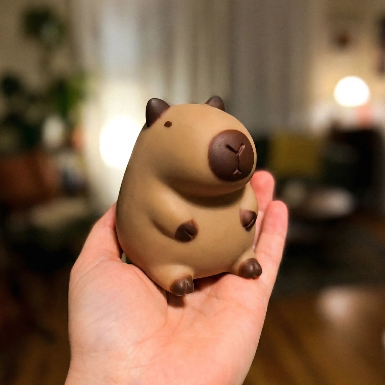 squishy capybara cute marron dans la main