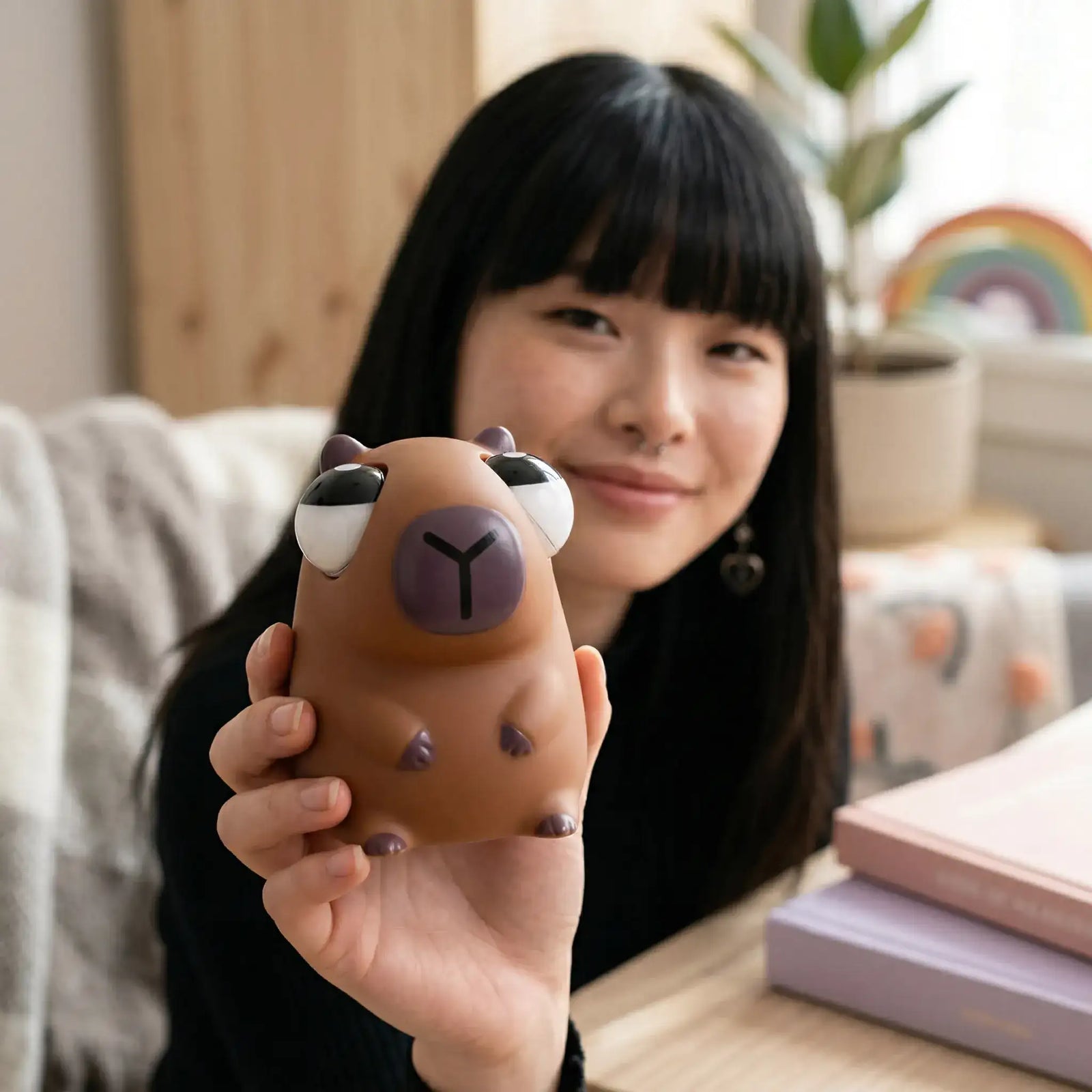 Squishy Capybara Toy tenue dans la main