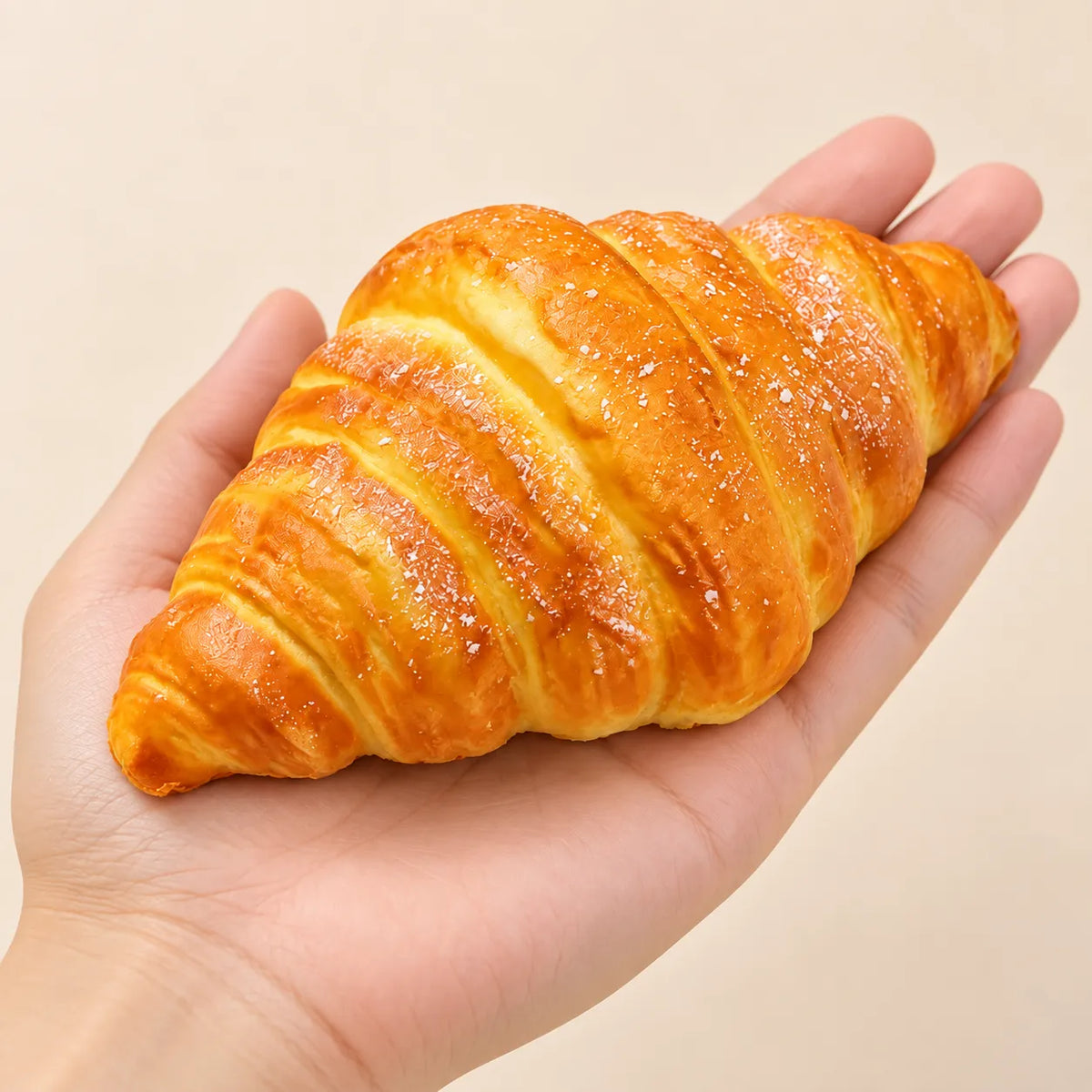 Squishy Croissant Réaliste en main