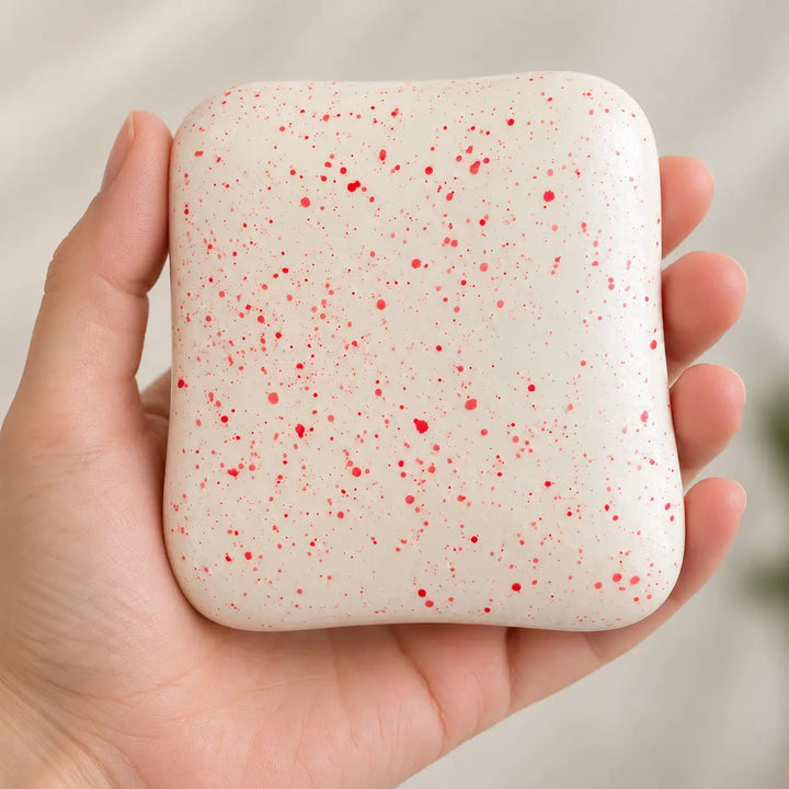 White Toast Squishy en main